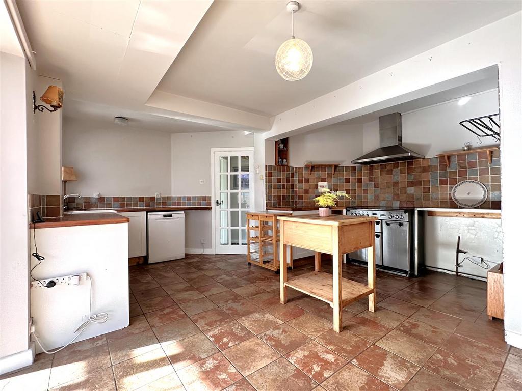 Spacious Kitchen 699