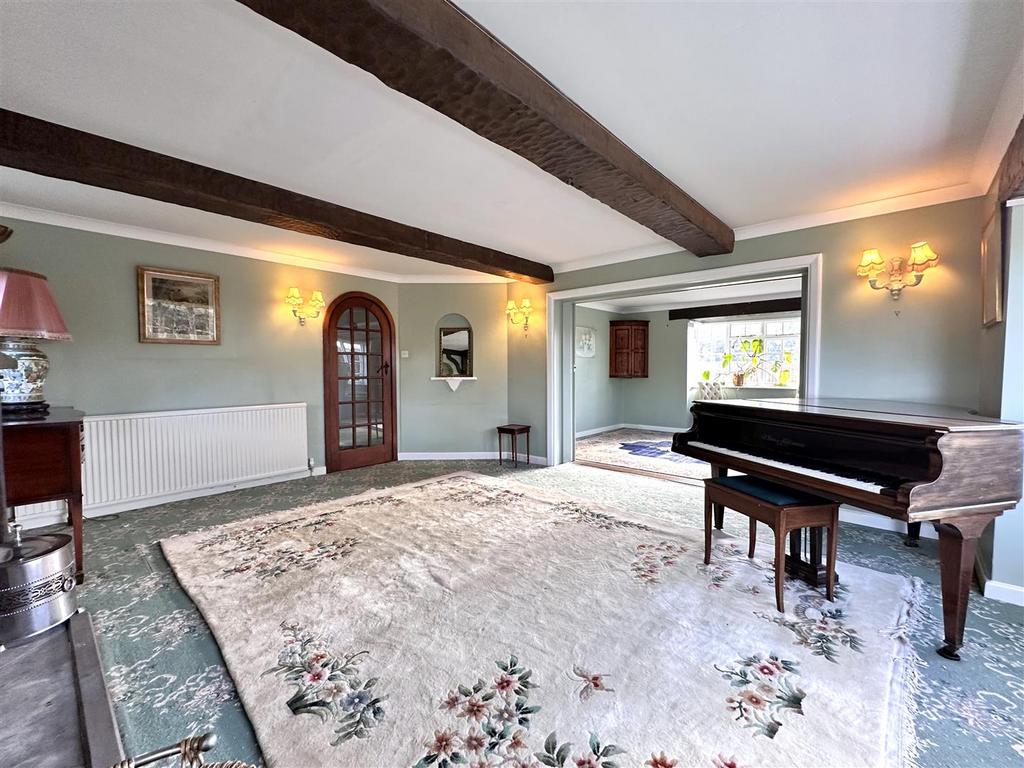 Sizeable Living Room 676