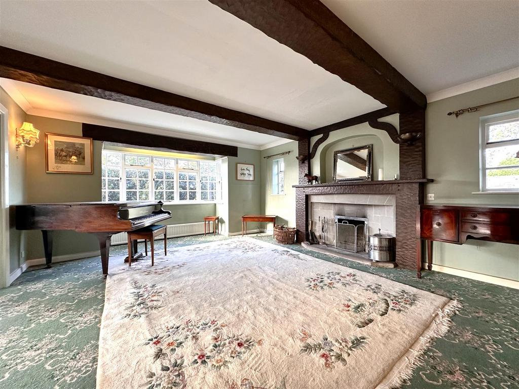 Bay-Fronted Living Room 671