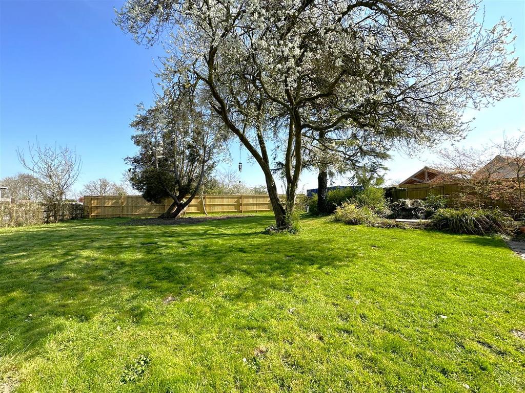 Hugely Private Garden 733