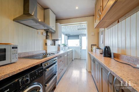 3 bedroom semi-detached house for sale, Upper Rainham Road, Hornchurch
