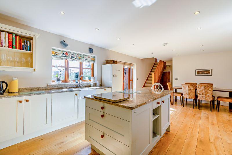 Kitchen / Dinning