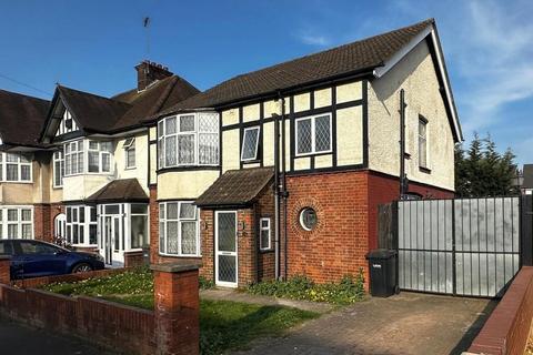 4 bedroom semi-detached house to rent, Lovely & Spacious 4-Bedroom Home with Large Garden – LU4