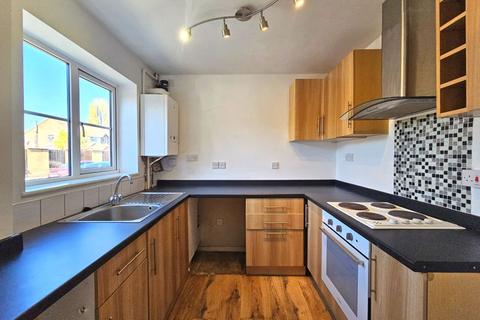 2 bedroom semi-detached house to rent, Jordans Way, Gloucester