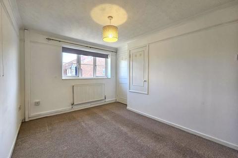 2 bedroom semi-detached house to rent, Jordans Way, Gloucester