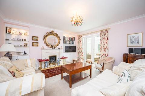 6 Chapel Close, Raglan, Usk, NP15 2EW