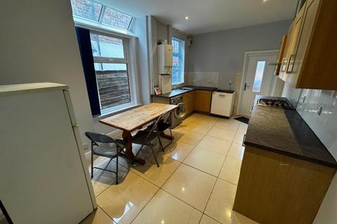4 bedroom terraced house to rent, Richmond Road, Fallowfield, Manchester, M14 6YW