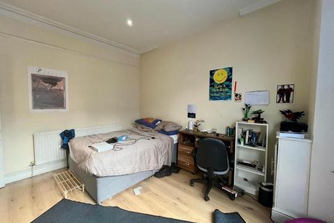 5 bedroom terraced house to rent, Whitby Road, Fallowfield, Manchester, M14 6QH