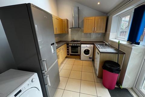 5 bedroom terraced house to rent, Richmond Road, Fallowfield, Manchester, M14 6YW
