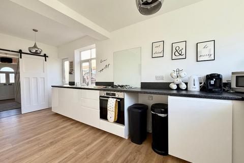3 bedroom semi-detached house for sale, Barton Road, New Bedford Road Area, Luton, Bedfordshire, LU3 2BE
