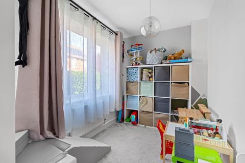22 Barleyfields Avenue, Bishops Cleeve, Cheltenham, GL52 8FL