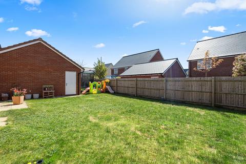 22 Barleyfields Avenue, Bishops Cleeve, Cheltenham, GL52 8FL