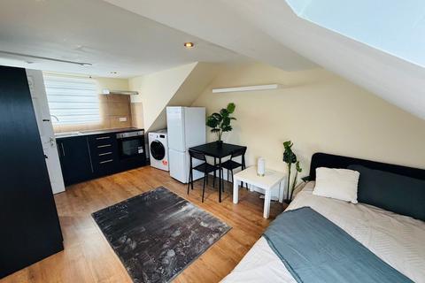 Studio to rent, Feltham TW14