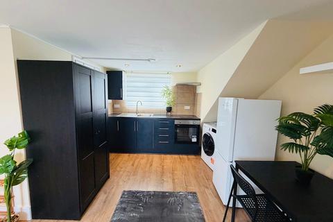 Studio to rent, Feltham TW14