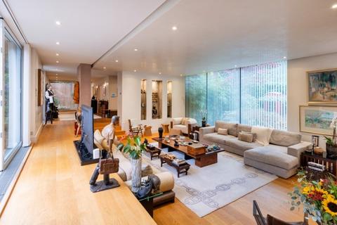 undefined, Spaniards End, London NW3