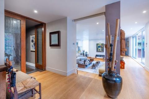 undefined, Spaniards End, London NW3
