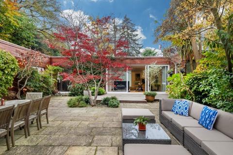 undefined, Spaniards End, London NW3