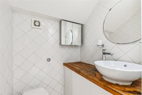 1 bedroom apartment to rent, Trinity Road, SW17