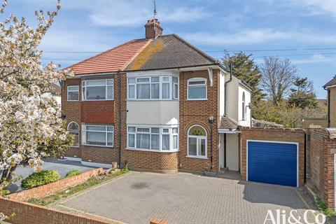 32 Fairway, Grays, RM16 2AD