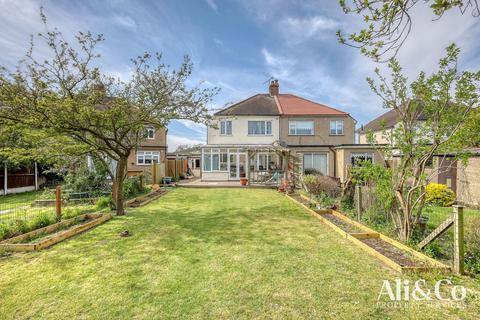 32 Fairway, Grays, RM16 2AD