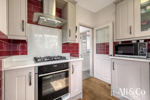 32 Fairway, Grays, RM16 2AD