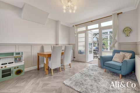 32 Fairway, Grays, RM16 2AD