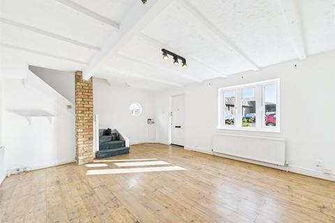 3 bedroom semi-detached house to rent, Jutsums Lane, Romford RM7