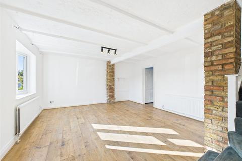 3 bedroom semi-detached house to rent, Jutsums Lane, Romford RM7