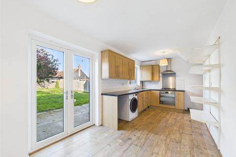 3 bedroom semi-detached house to rent, Jutsums Lane, Romford RM7