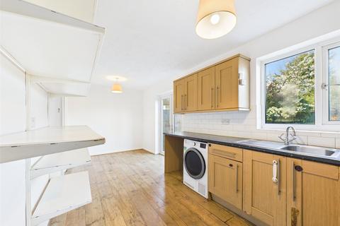 3 bedroom semi-detached house to rent, Jutsums Lane, Romford RM7