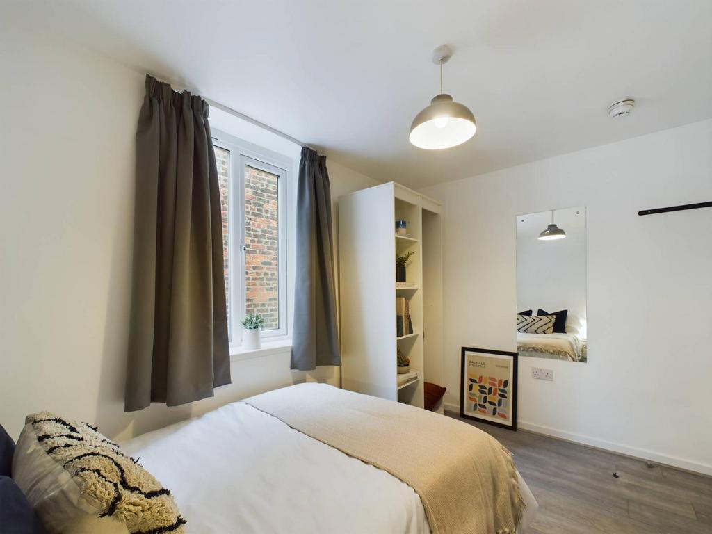 Bright, modern double bedroom with neutral déco...