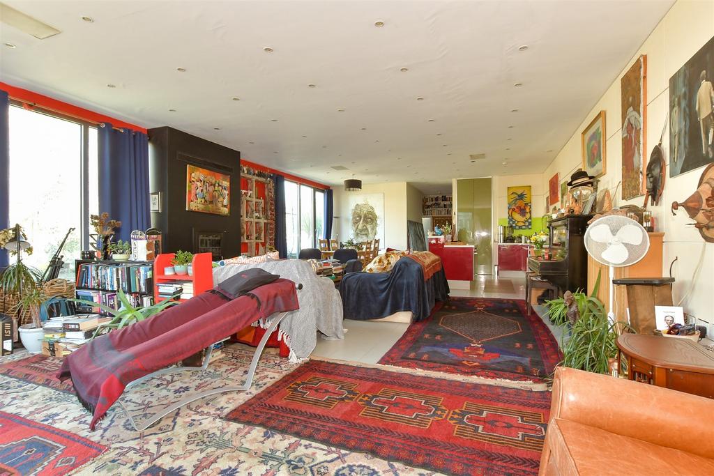 Lounge/Kitchen