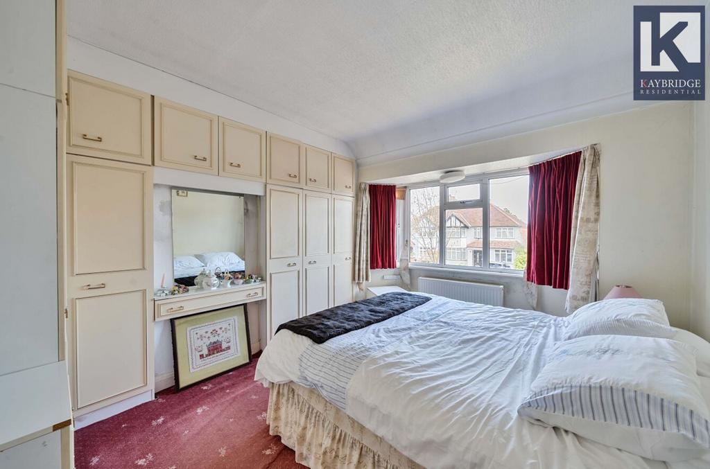 Walsingham Gardens, KT19 0 LS