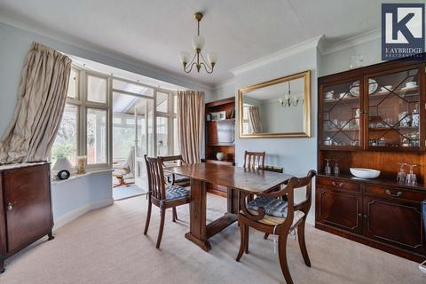 25 Walsingham Gardens, Epsom, KT19 0LS