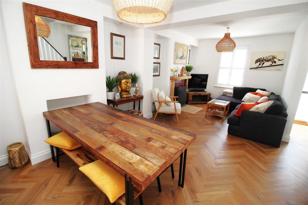 Living room e.JPG