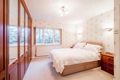 6 Birchroyd Close, Huddersfield, HD2 2ES
