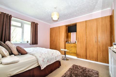 28 Pinn Close, Uxbridge, UB8 3TB