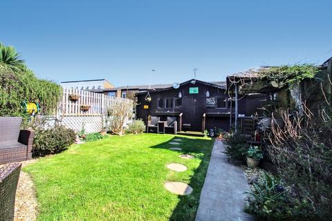 28 Pinn Close, Uxbridge, UB8 3TB