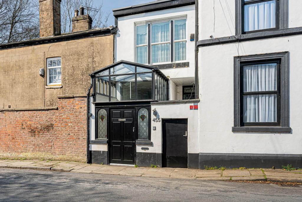 4 bedroom end of terrace house for sale