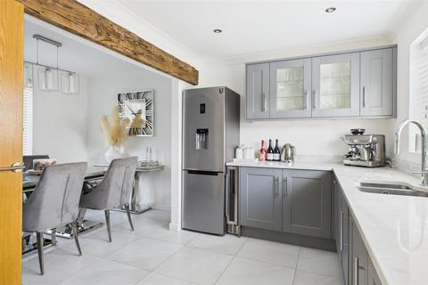 2 Allmains Close, Nazeing, Waltham Abbey, EN9 2LX