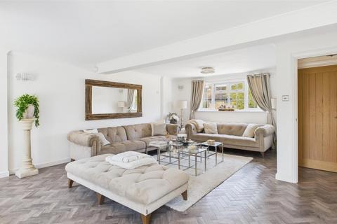 2 Allmains Close, Nazeing, Waltham Abbey, EN9 2LX