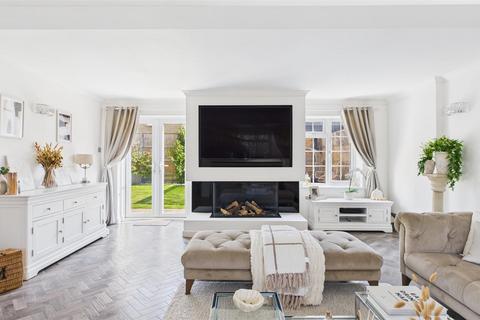 2 Allmains Close, Nazeing, Waltham Abbey, EN9 2LX