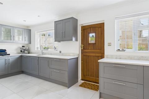 2 Allmains Close, Nazeing, Waltham Abbey, EN9 2LX
