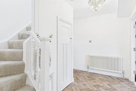 2 Allmains Close, Nazeing, Waltham Abbey, EN9 2LX