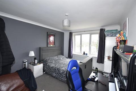 2 bedroom flat to rent, 73 Warren Road, Chingford E4