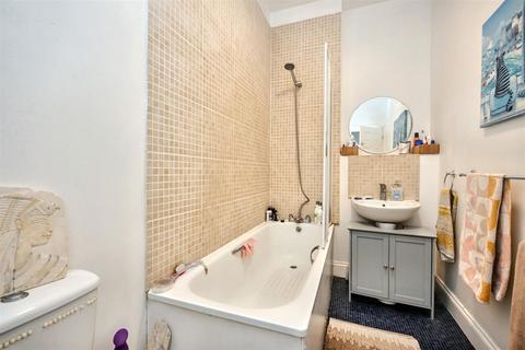 Flat 2, 36 Ceylon Place, Eastbourne, BN21 3JF