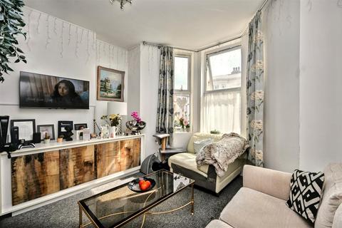 Flat 2, 36 Ceylon Place, Eastbourne, BN21 3JF