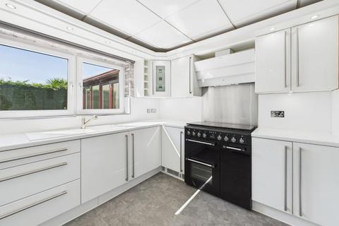 4 bedroom house to rent, Badgers Way, Bradford