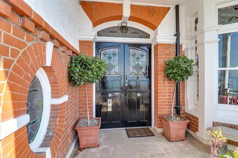 3 bedroom flat for sale, The Leas, Westcliff-On-Sea SS0