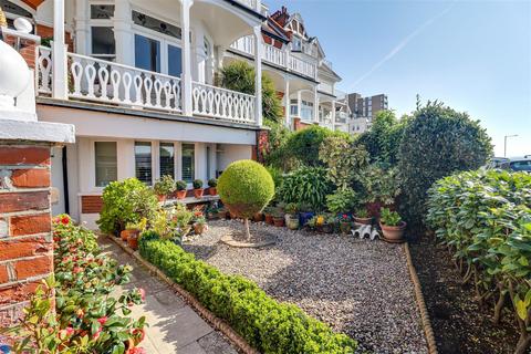 3 bedroom flat for sale, The Leas, Westcliff-On-Sea SS0